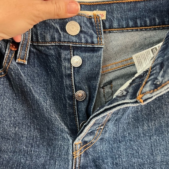 Levi’s Wedgie Straight Jeans in Medium Wash - Picture 10 of 16